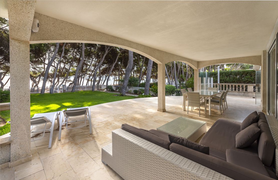 Villa en venta en primera línea de playa de Alcudia con alquiler vacacional