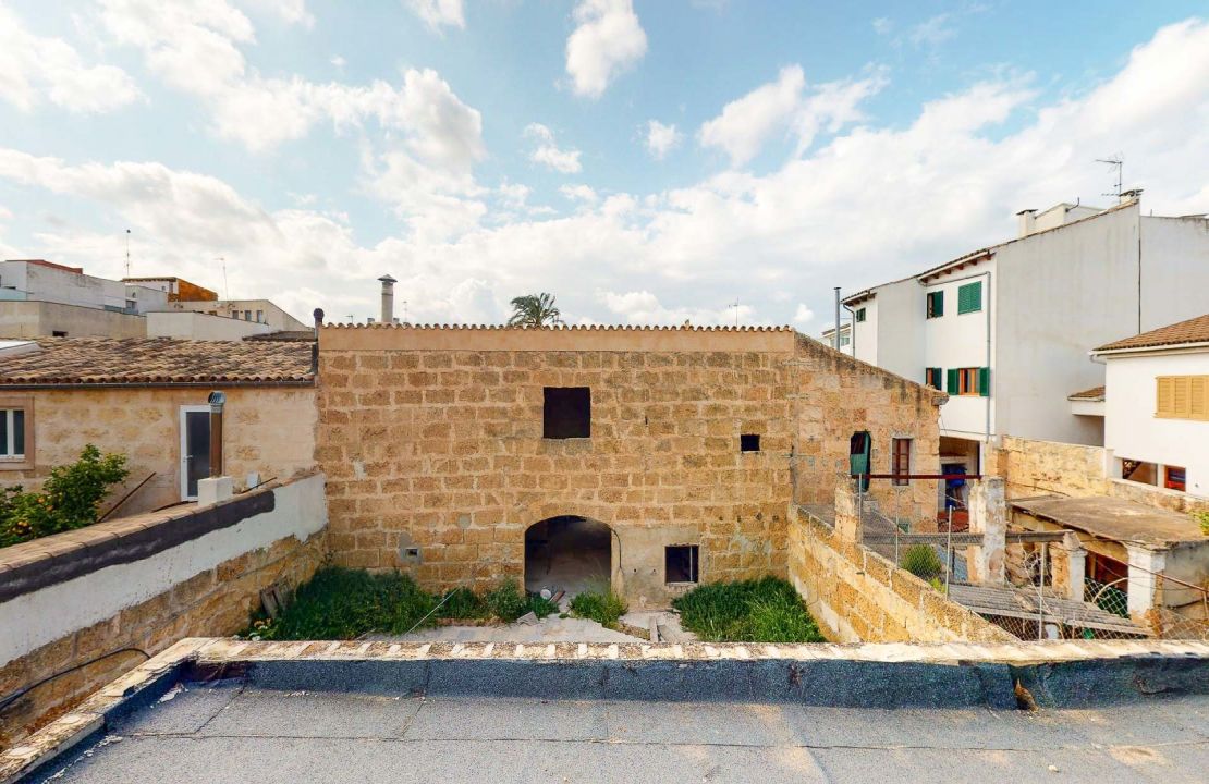 Exceptional manor house in Mallorca Sa Pobla for sale with large patio, garden, guest house and garage