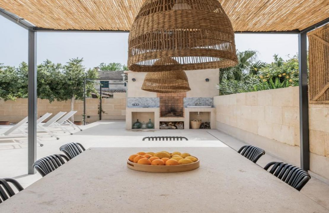 Nueva casa moderna en Campanet Mallorca con piscina y patio