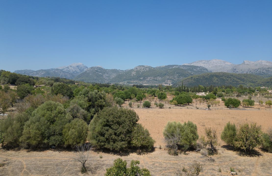 Terreno edificable en el campo de Campanet en venta con licencia en vigor para empezar el proyecto