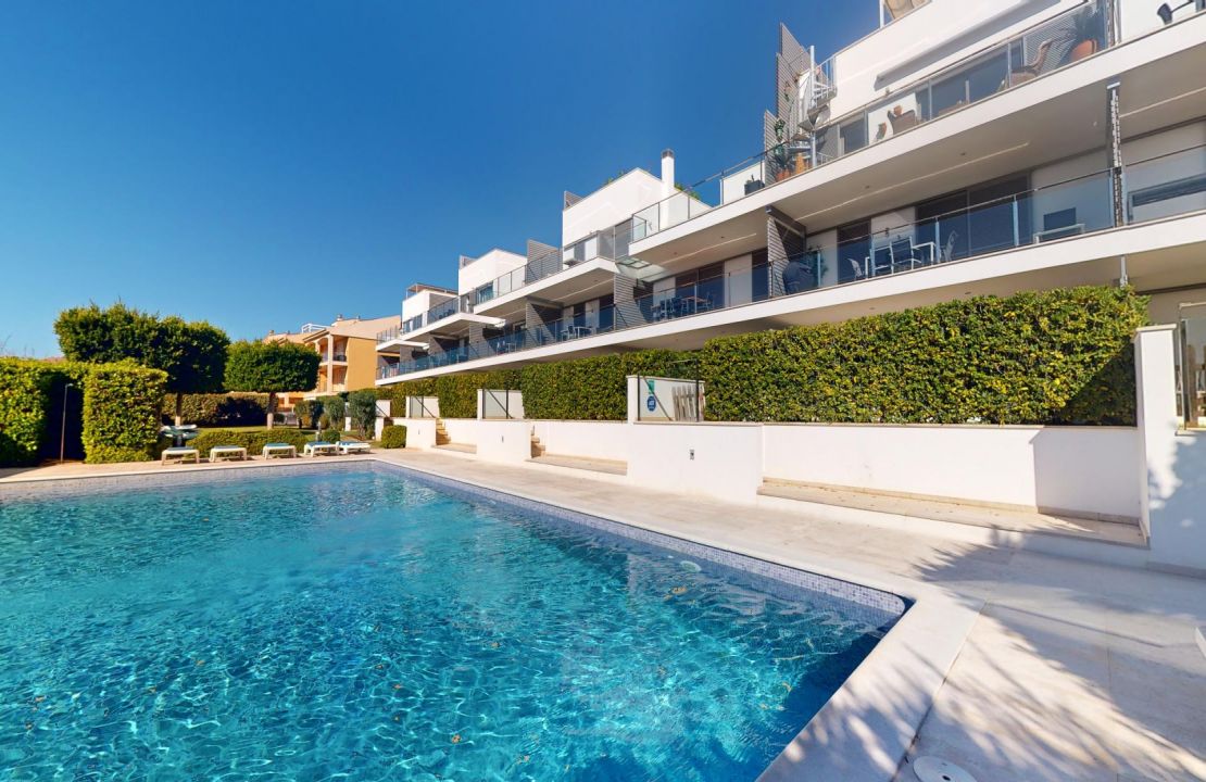 Fabulous ground floor apartment in Puerto Pollensa Mallorca with pool and private garden