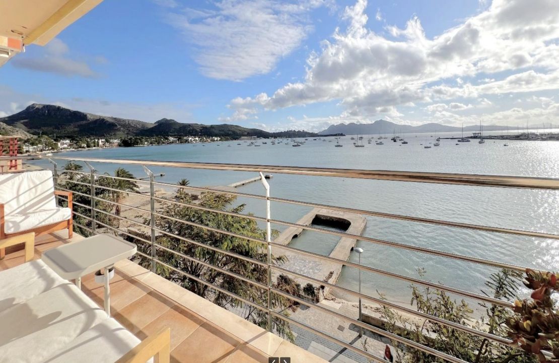 Apartamento en primera línea de Puerto Pollensa con vistas impresionantes