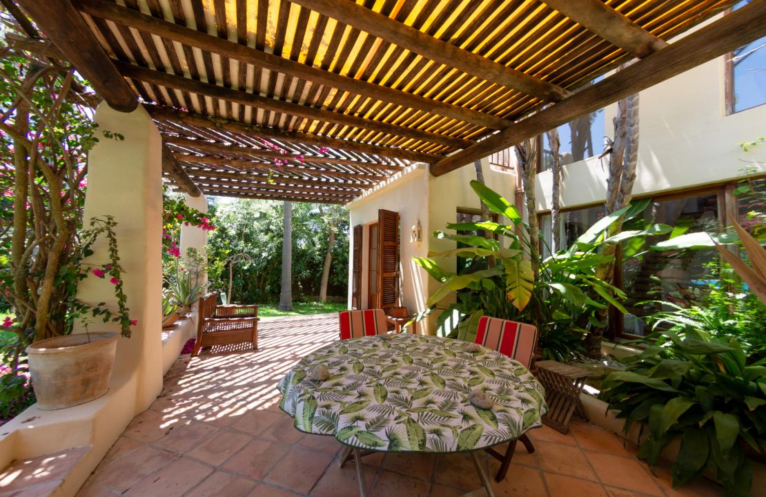 Dream villa in Bonaire Alcudia with pool, garage and sea views for sale with optional plots