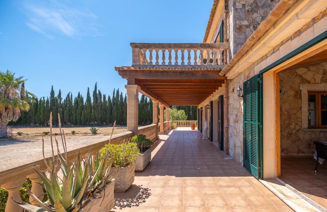 Impressive country home near Alcudia, Mallorca, with holiday rental license, pool and views for sale