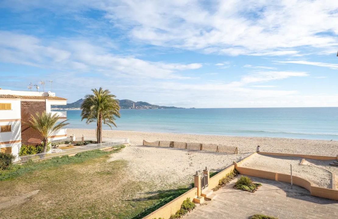 First line apartment with ETV license in Puerto Alcúdia in Mallorca for Sale