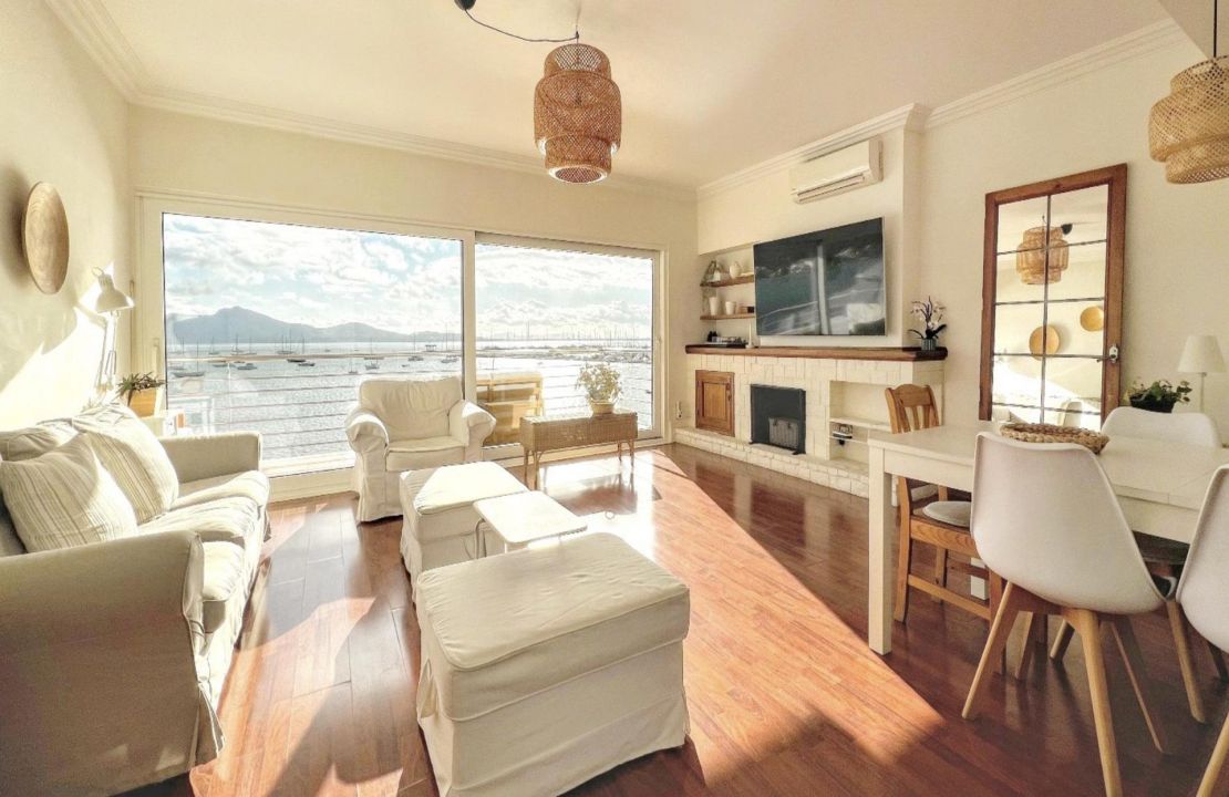 Apartamento en primera línea de Puerto Pollensa con vistas impresionantes