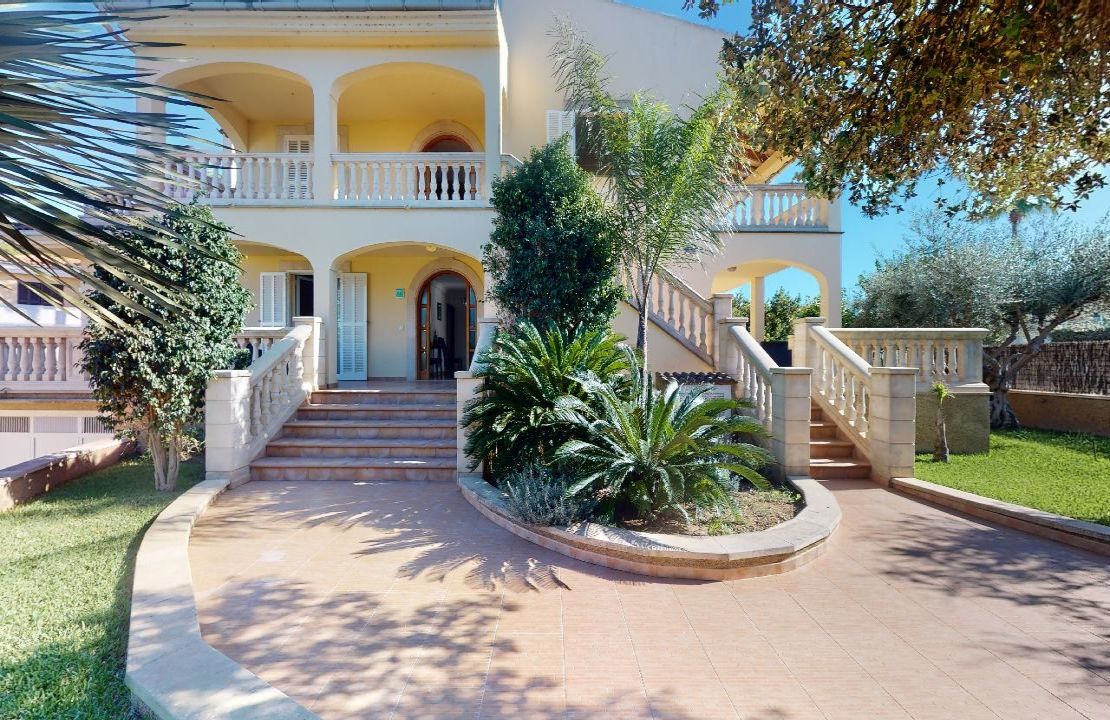 Villa in Playa de Muro with holiday rental license