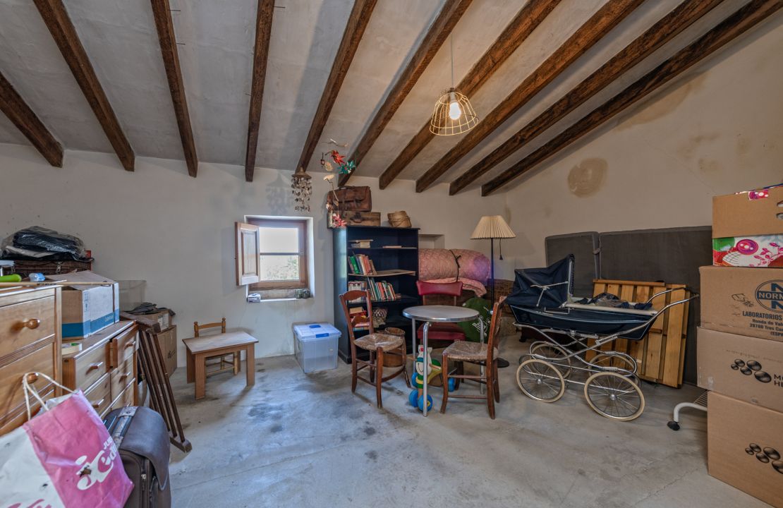 Traditionelles Stadthaus in Llubi Mallorca mit Garten zum renovieren