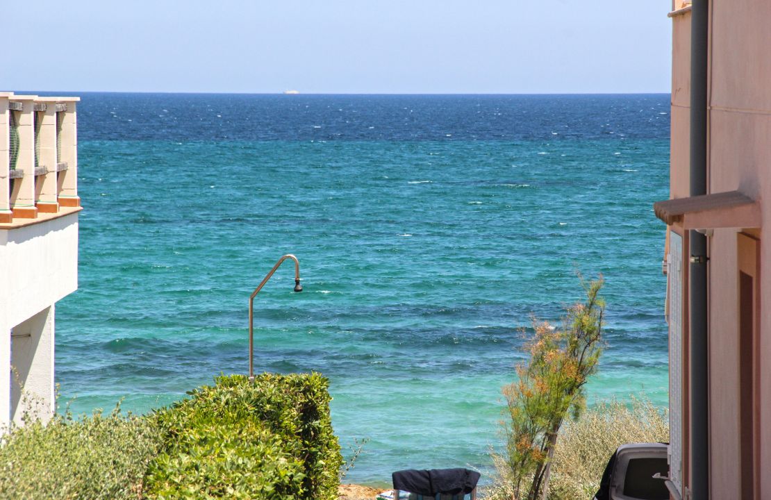 Charmantes Haus in zweiter Linie in Son Serra de Marina mit Meerblick und Ferienvermietungslizenz zu verkaufen.