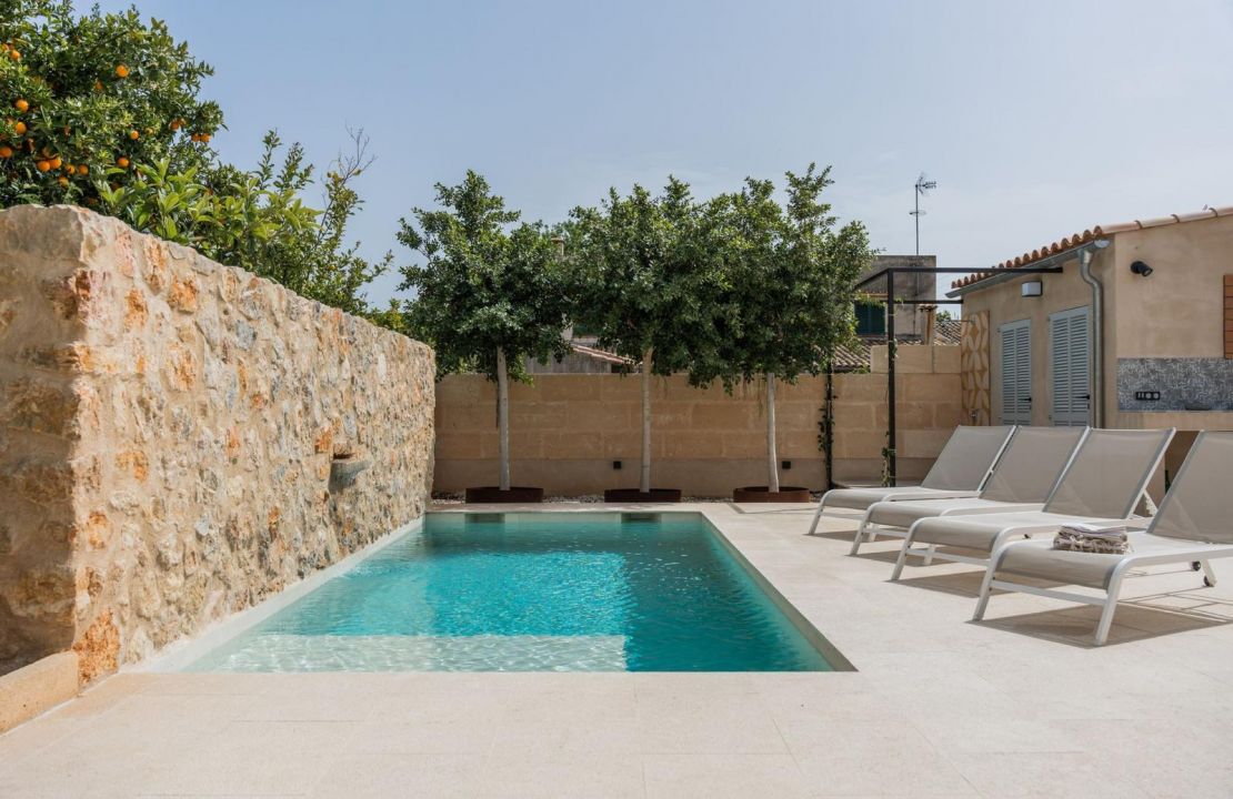 Nueva casa moderna en Campanet Mallorca con piscina y patio