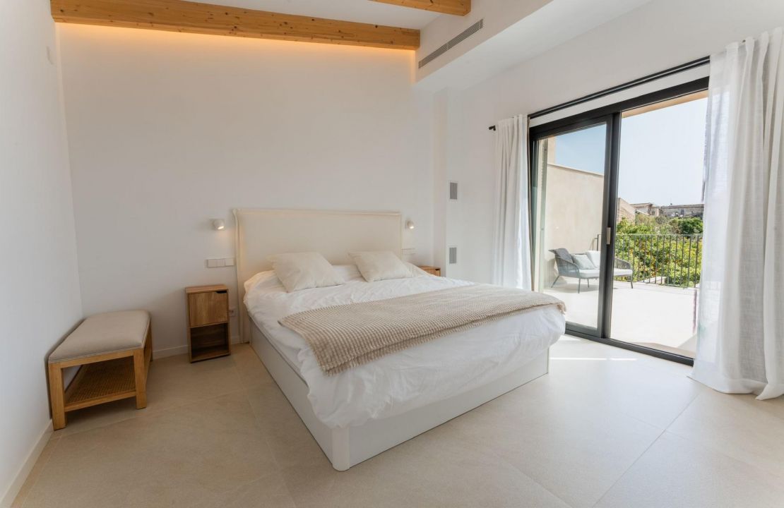 Nueva casa moderna en Campanet Mallorca con piscina y patio