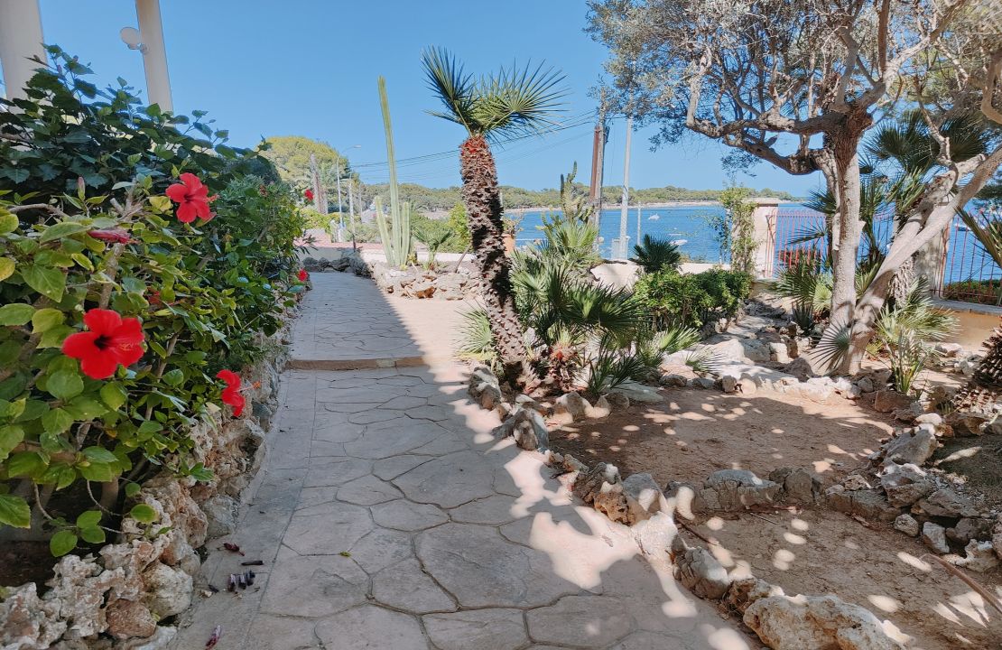 Planta baja en primera línea en Alcanada Alcudia Mallorca en venta con impresionantes vistas al mar