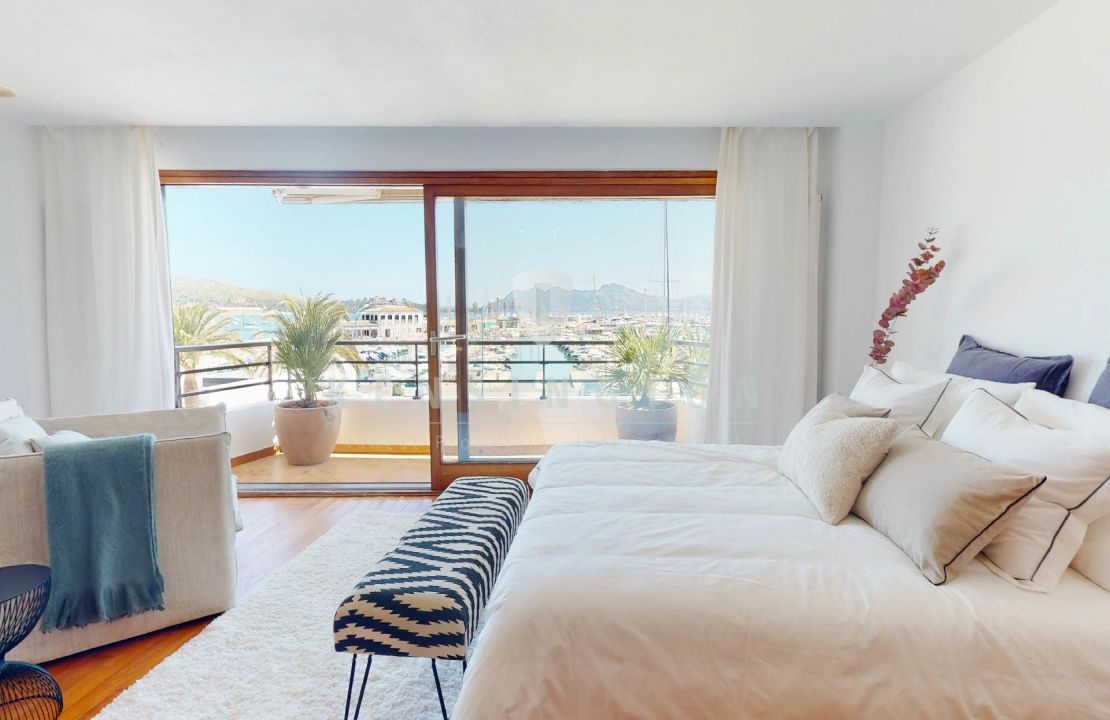 Magnificent duplex apartment in Puerto Pollensa first line to the sea for sale