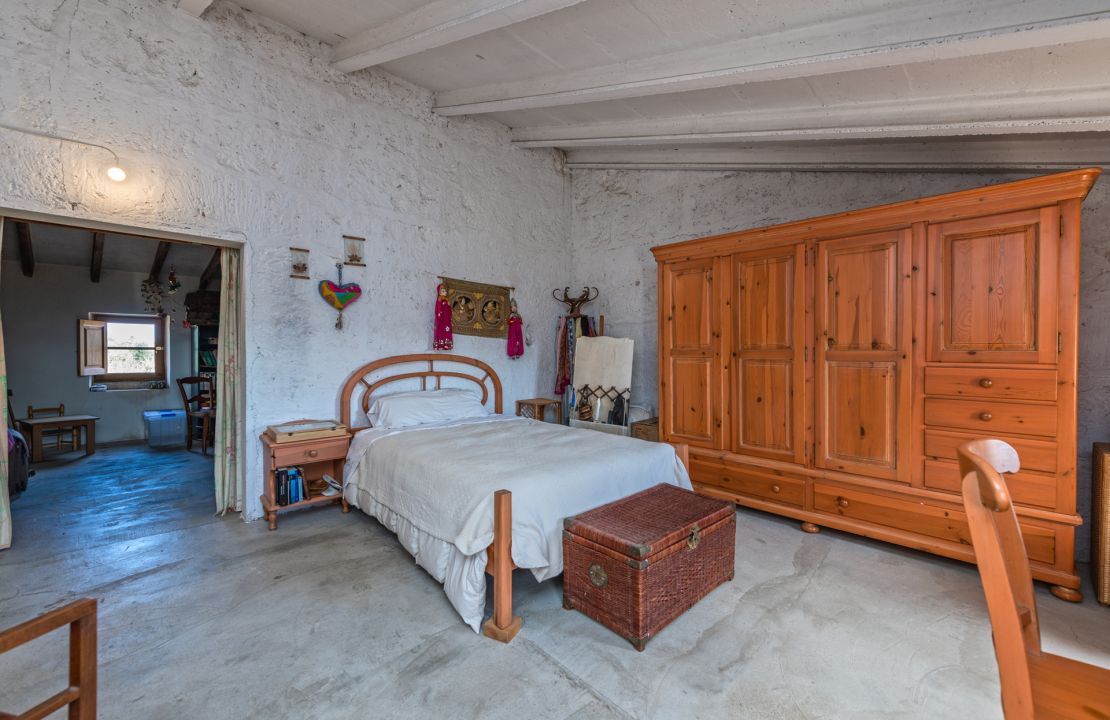 Traditionelles Stadthaus in Llubi Mallorca mit Garten zum renovieren