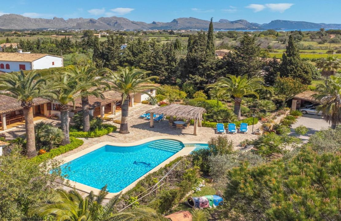 Alquiler de temporada en Pollensa Mallorca, casa de campo con piscina