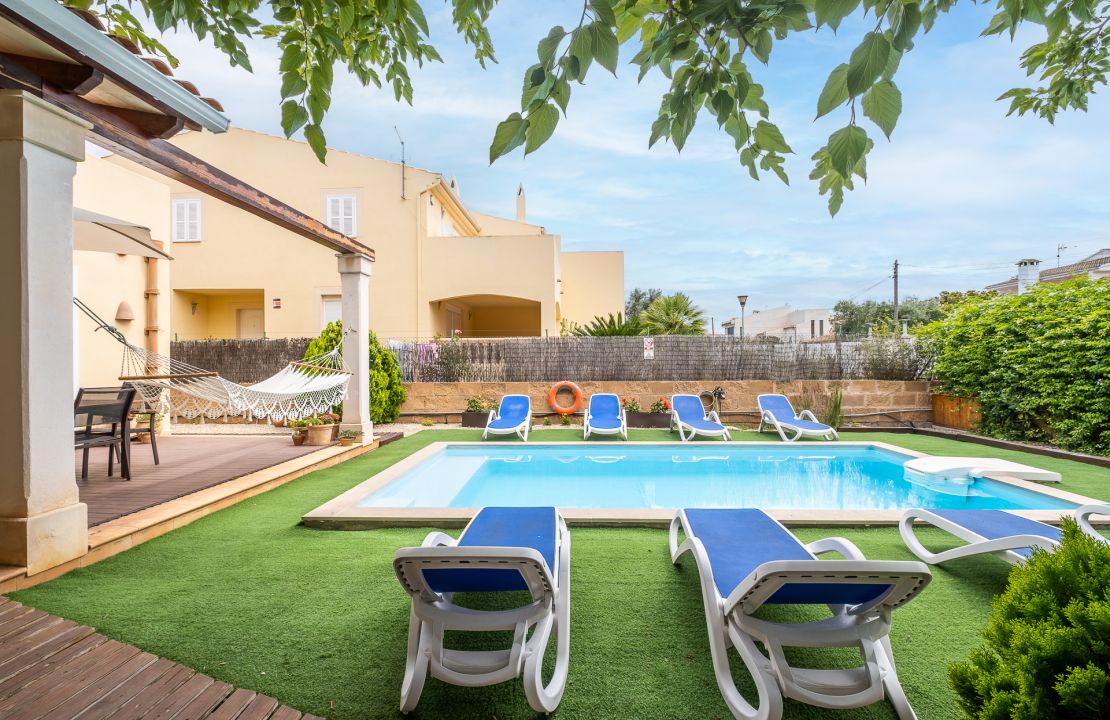 Villa mit privatem Garten, Pool und Mietlizenz zu verkaufen in Alcudia