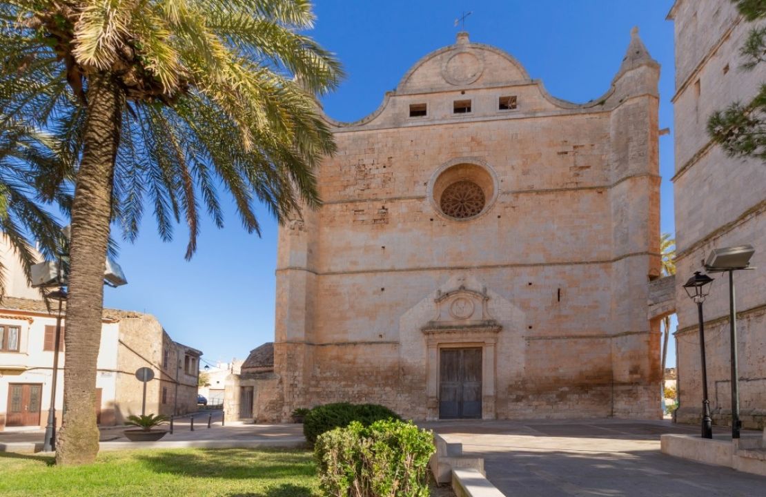 Stadthaus mit 4 Schlafzimmern, Pool und Garage in Muro, Mallorca