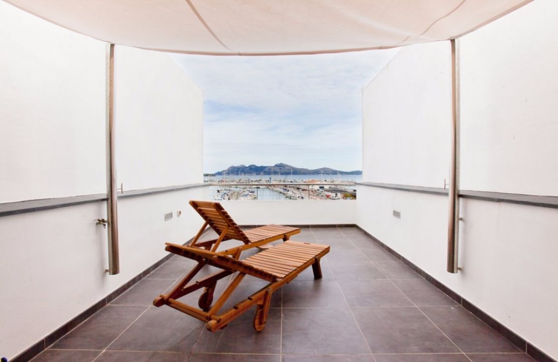 Moderno apartamento en primera línea de mar en en venta en Puerto Pollensa Mallorca