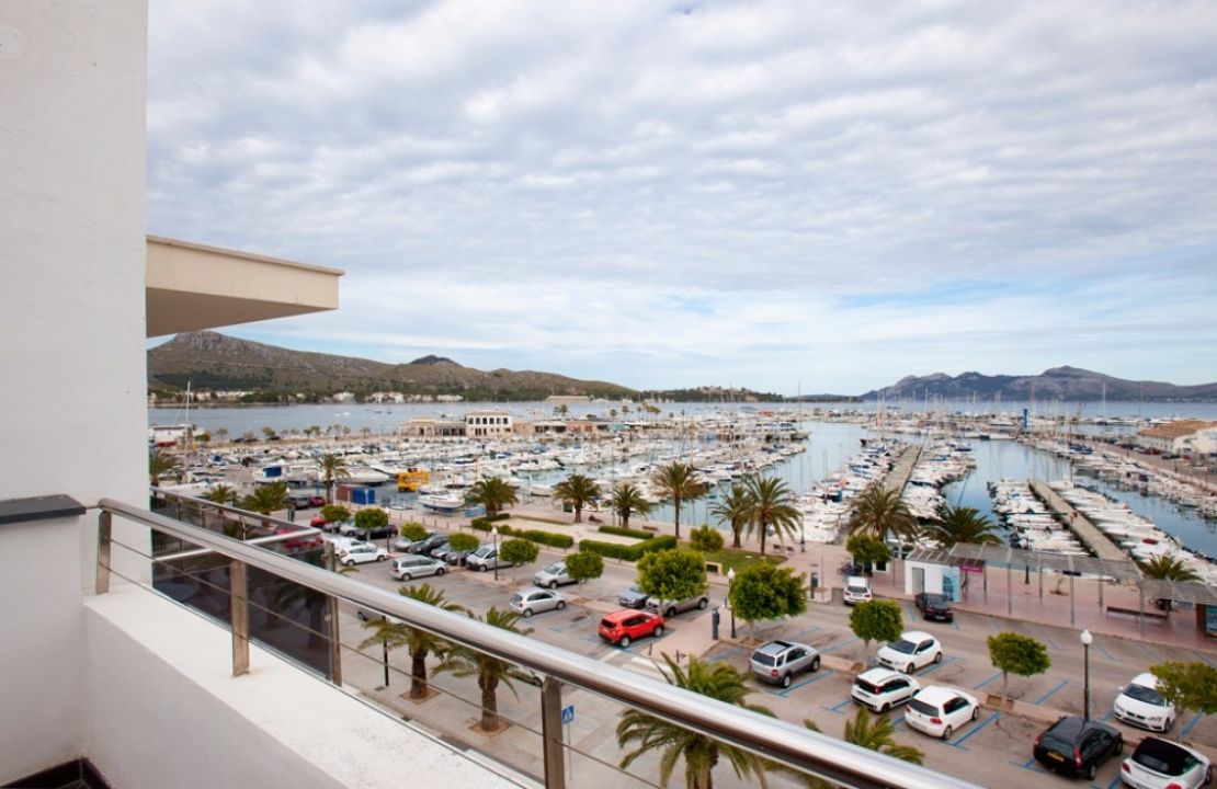 Moderno apartamento en primera línea de mar en en venta en Puerto Pollensa Mallorca