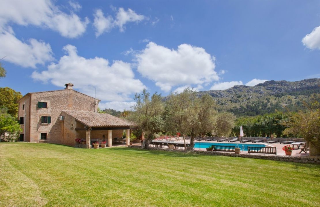 Amazing house in Cala San Vicente with 3 guest houses, 2 swimming pools and a tennis court.