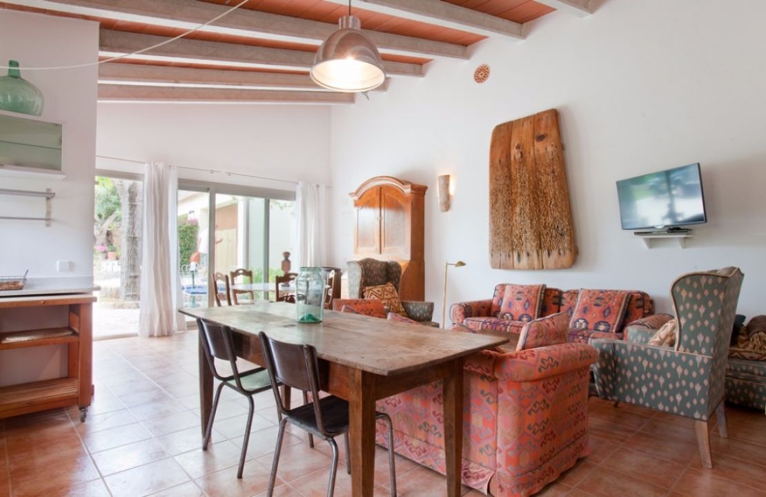 Amazing house in Cala San Vicente with 3 guest houses, 2 swimming pools and a tennis court.