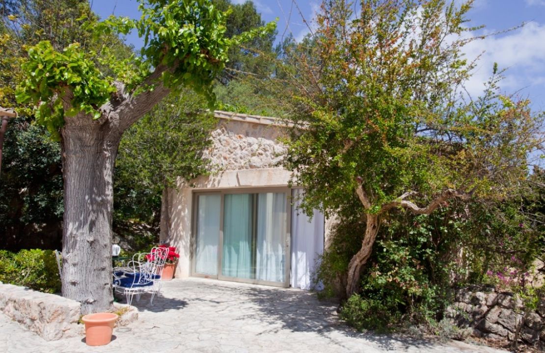 Amazing house in Cala San Vicente with 3 guest houses, 2 swimming pools and a tennis court.