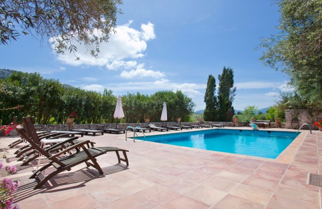 Amazing house in Cala San Vicente with 3 guest houses, 2 swimming pools and a tennis court.