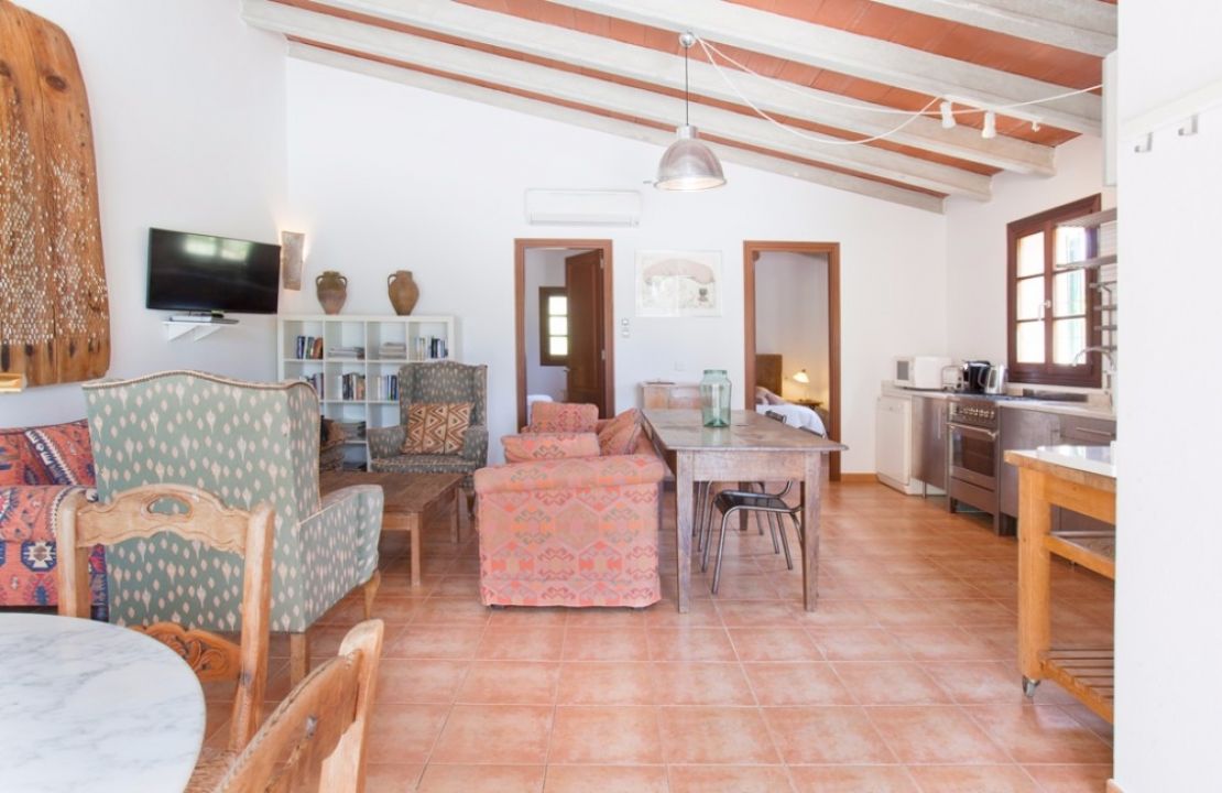 Amazing house in Cala San Vicente with 3 guest houses, 2 swimming pools and a tennis court.