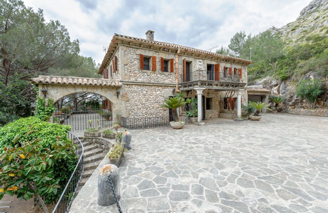 Spectacular finca for sale in Pollensa with stone house