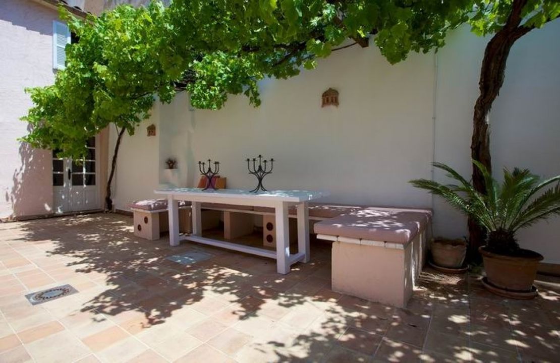 Traditional townhouse with holiday rental license and large charming patio