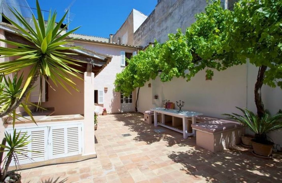 Traditional townhouse with holiday rental license and large charming patio