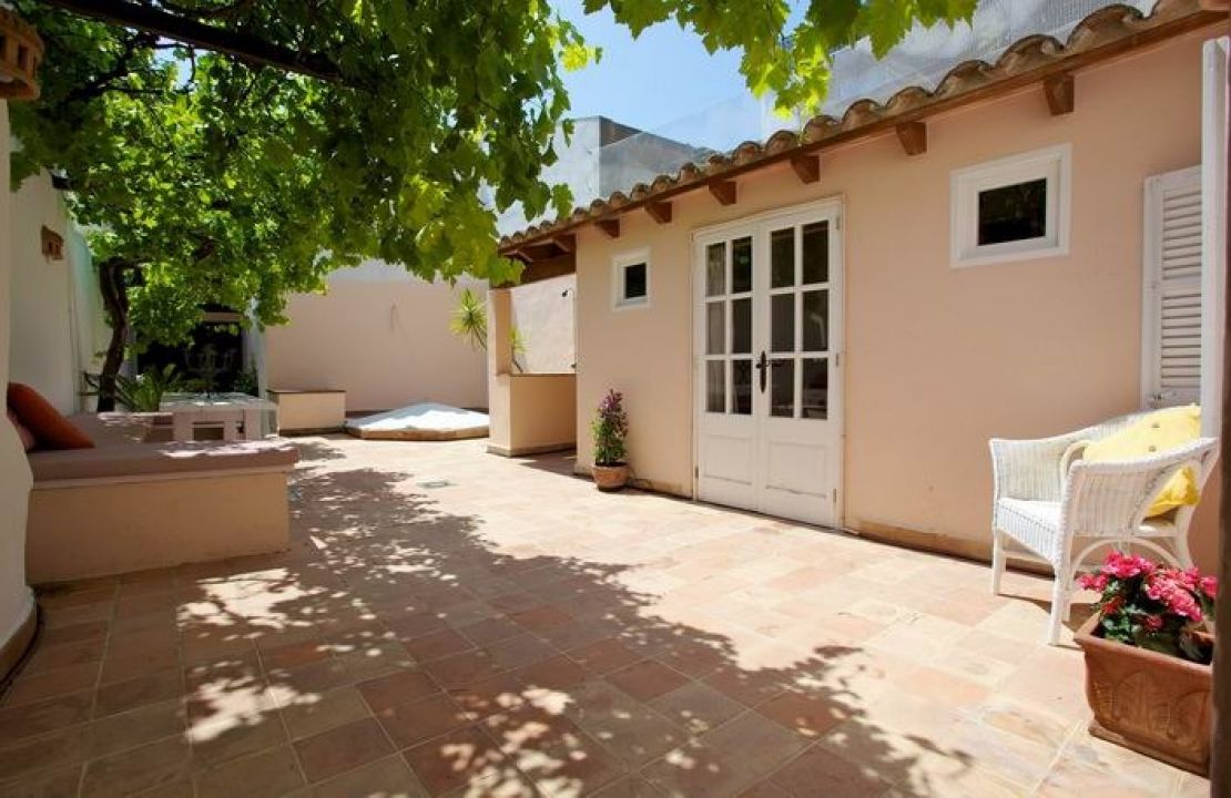 Traditional townhouse with holiday rental license and large charming patio