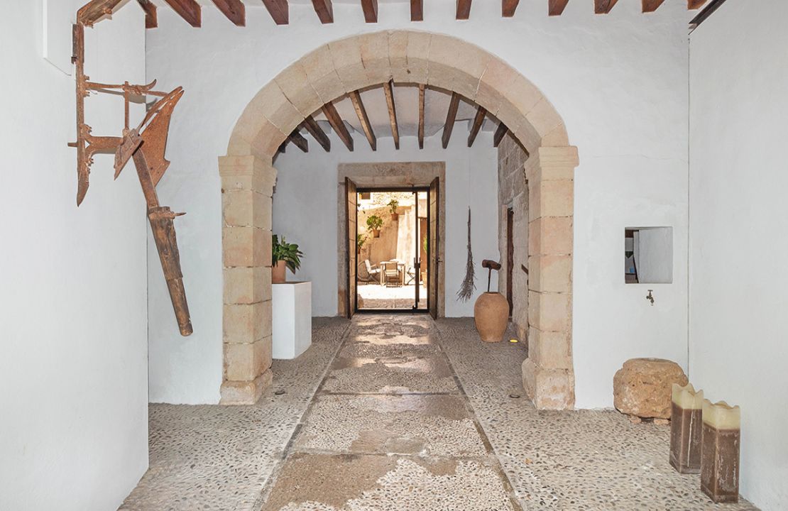 Casa señorial del siglo XIII en Campanet, Mallorca cuidadosamente restaurada con la adición de detalles inusuales