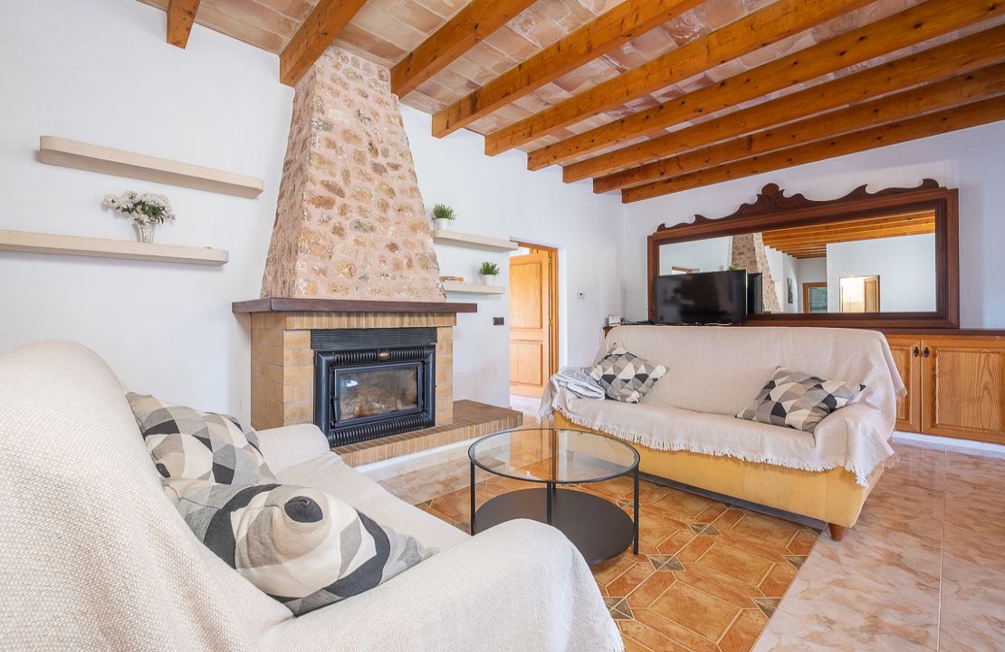 2 charming country houses within walking distance to Pollensa Town with holiday rental license.