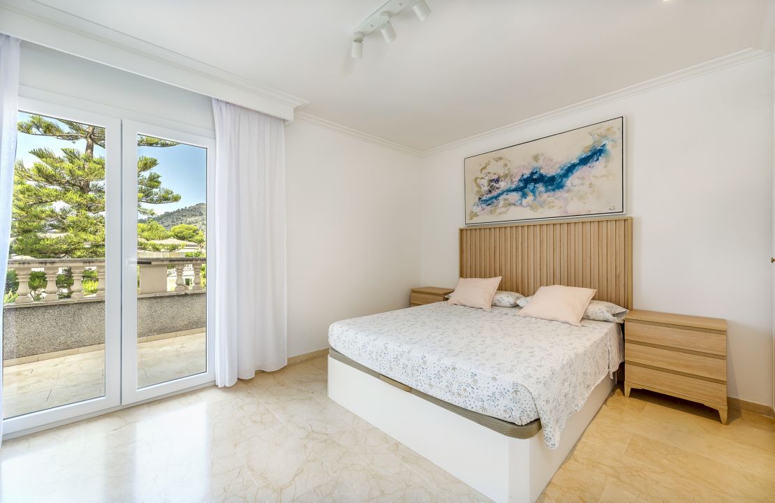 First line Villa for sale with holiday rental license in Playa de Alcudia