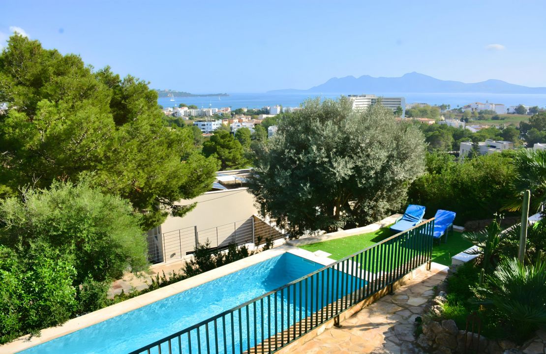 Villa con vistas panorámicas en Puerto Pollensa, Mallorca – En venta