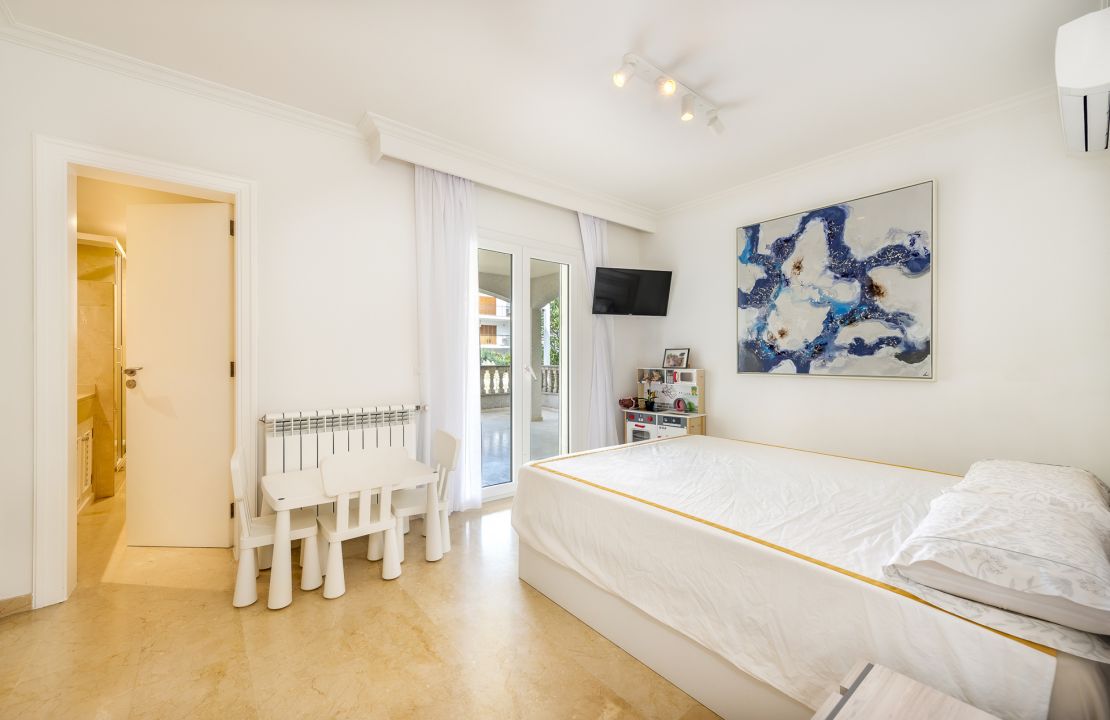 First line Villa for sale with holiday rental license in Playa de Alcudia