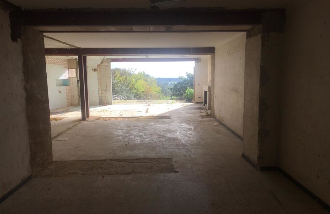 Casa en venta en Campanet Mallorca con licencia de construcción en vigor