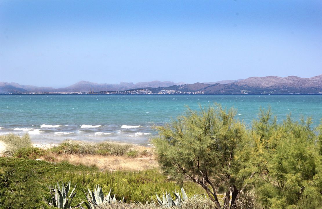 Charmantes Haus in zweiter Linie in Son Serra de Marina mit Meerblick und Ferienvermietungslizenz zu verkaufen.