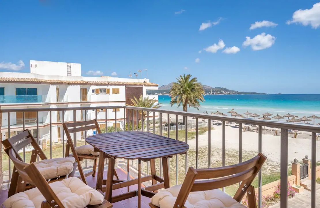 First line apartment with ETV license in Puerto Alcúdia in Mallorca for Sale