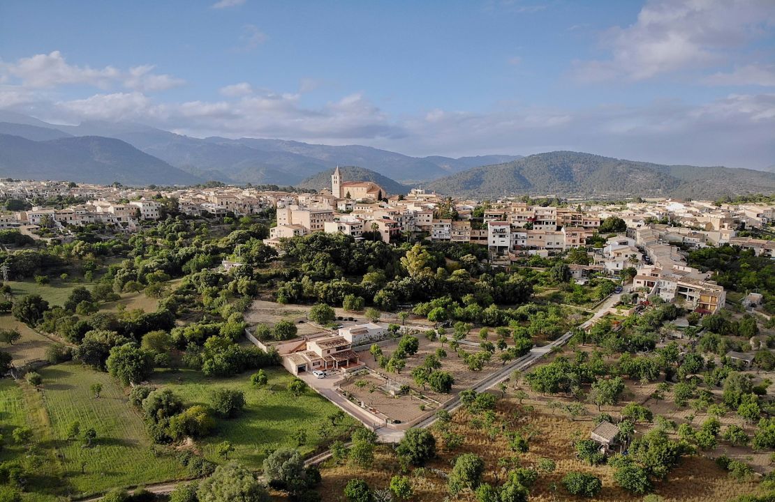 Casa reformada en Campanet Mallorca con vistas, terrazas, patio y parking con licencia para construir una piscina