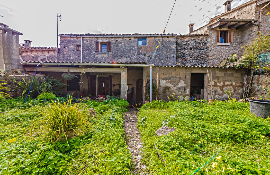 Traditionelles Stadthaus in Llubi Mallorca mit Garten zum renovieren