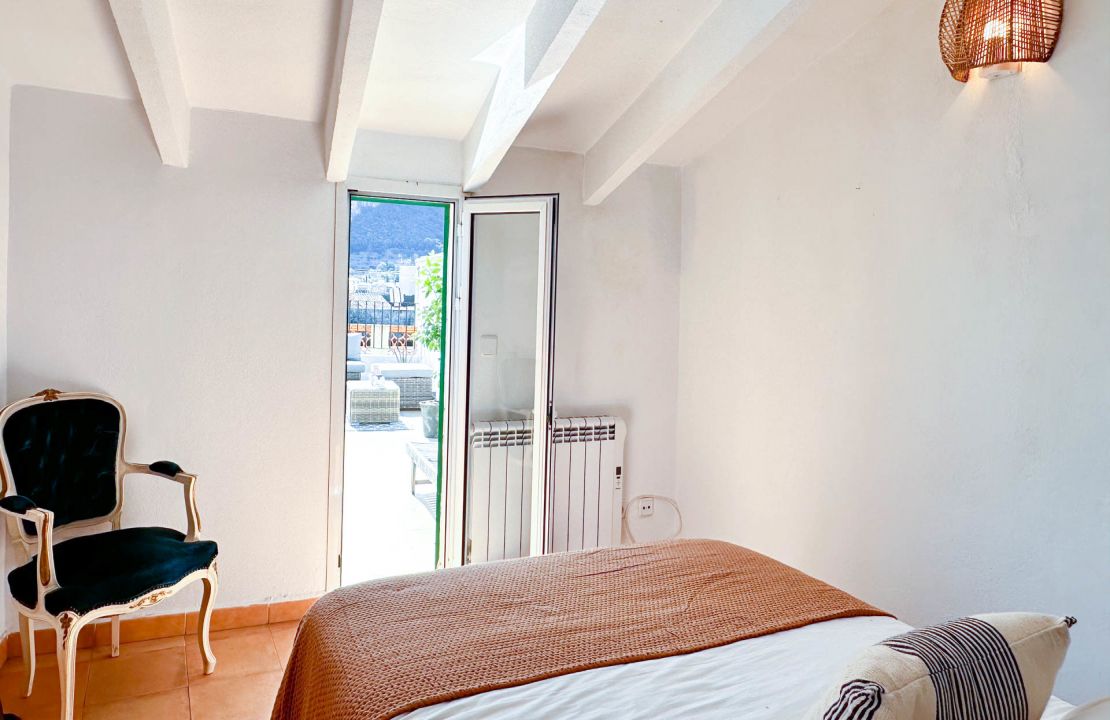 Wonderful townhouse in Pollensa with full holiday rental license and roof terrace for sale