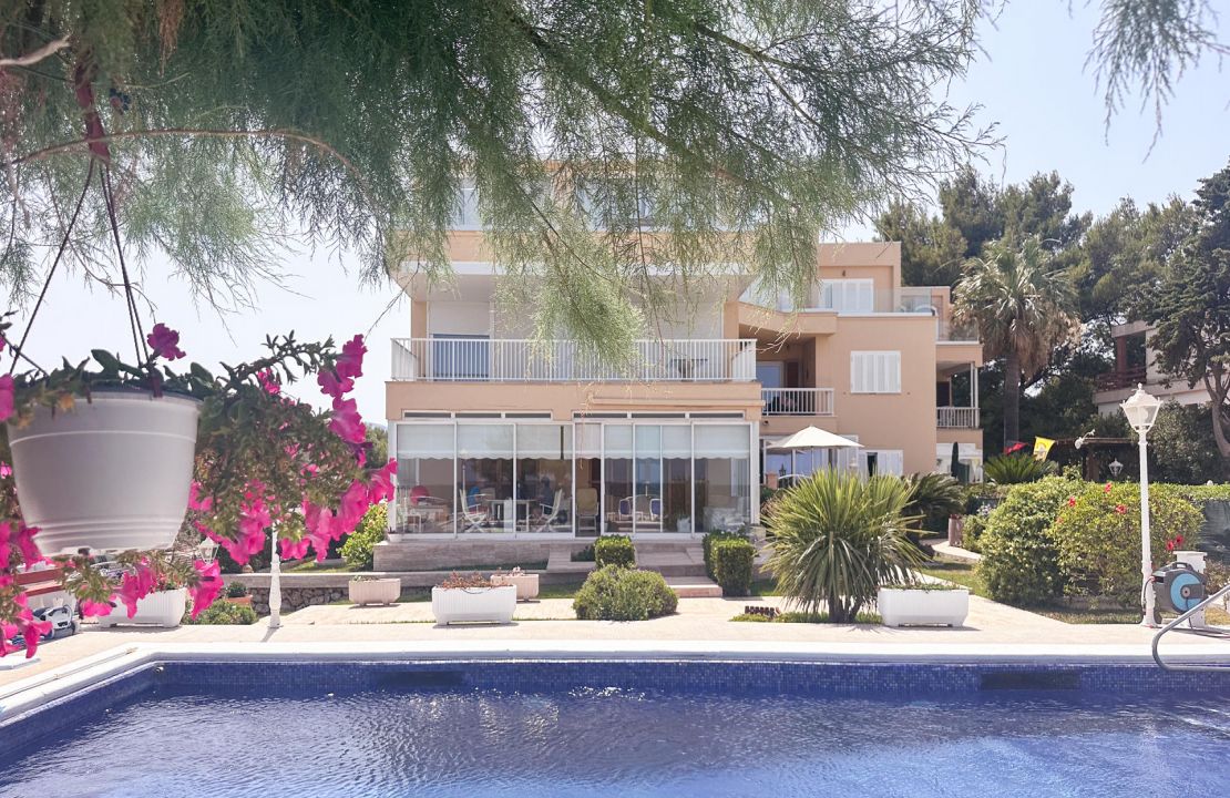 Seafront Apartment for sale in Llenaire Port Pollensa with pool, garage and storage room