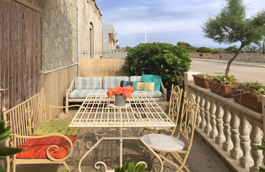 Charmantes Haus in zweiter Linie in Son Serra de Marina mit Meerblick und Ferienvermietungslizenz zu verkaufen.