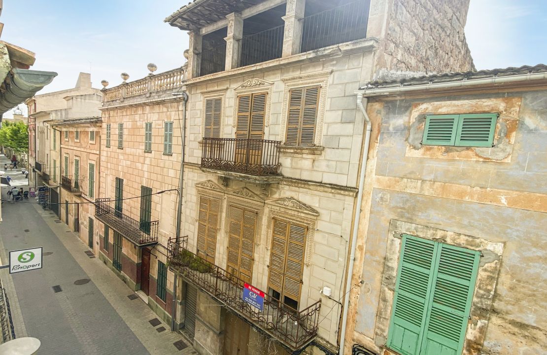 Kürzlich renoviertes Stadthaus im historischen Zentrum von Sa Pobla zu verkaufen