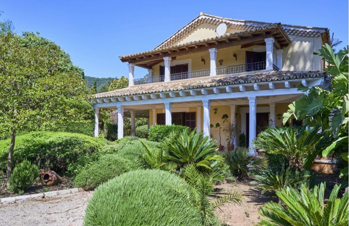 Charming rustic property for sale in Pollensa, Mallorca with pool, 2 houses, and vast land