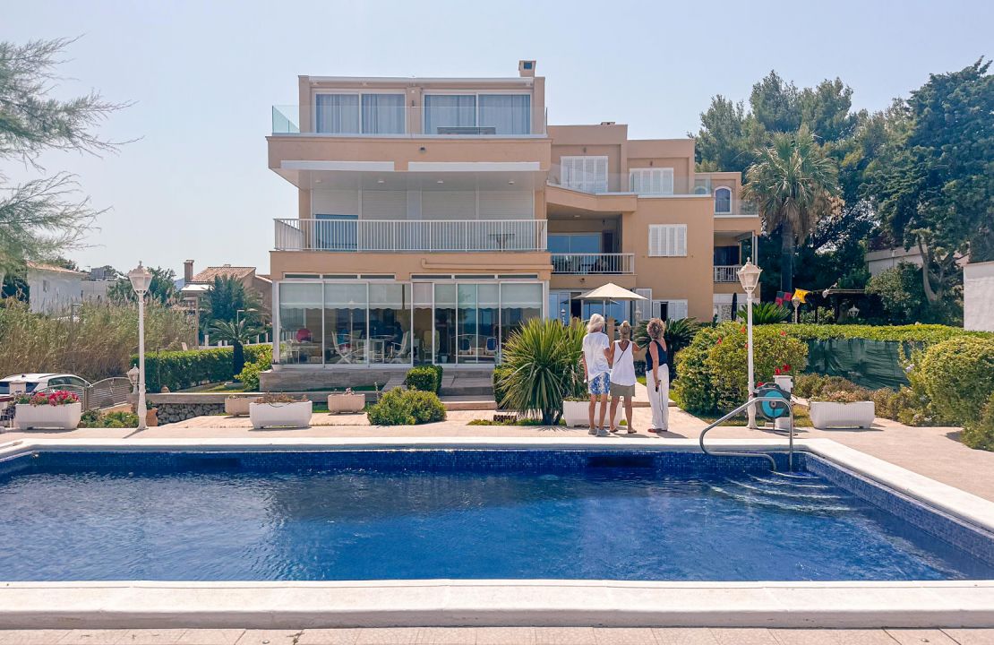 Seafront Apartment for sale in Llenaire Port Pollensa with pool, garage and storage room