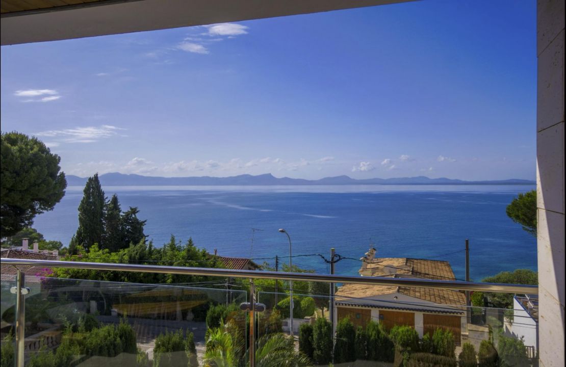 Villa Excepcional en venta con Vistas Inigualables al Mar en Alcanada, Mallorca