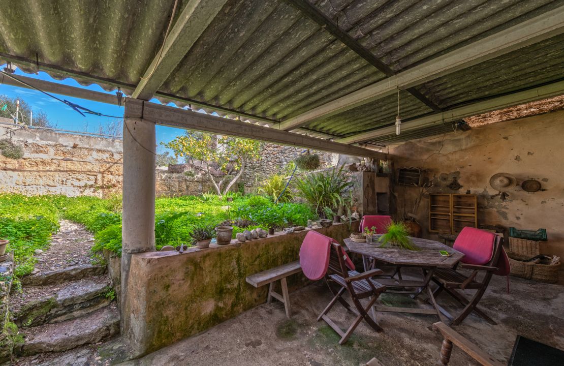 Traditionelles Stadthaus in Llubi Mallorca mit Garten zum renovieren